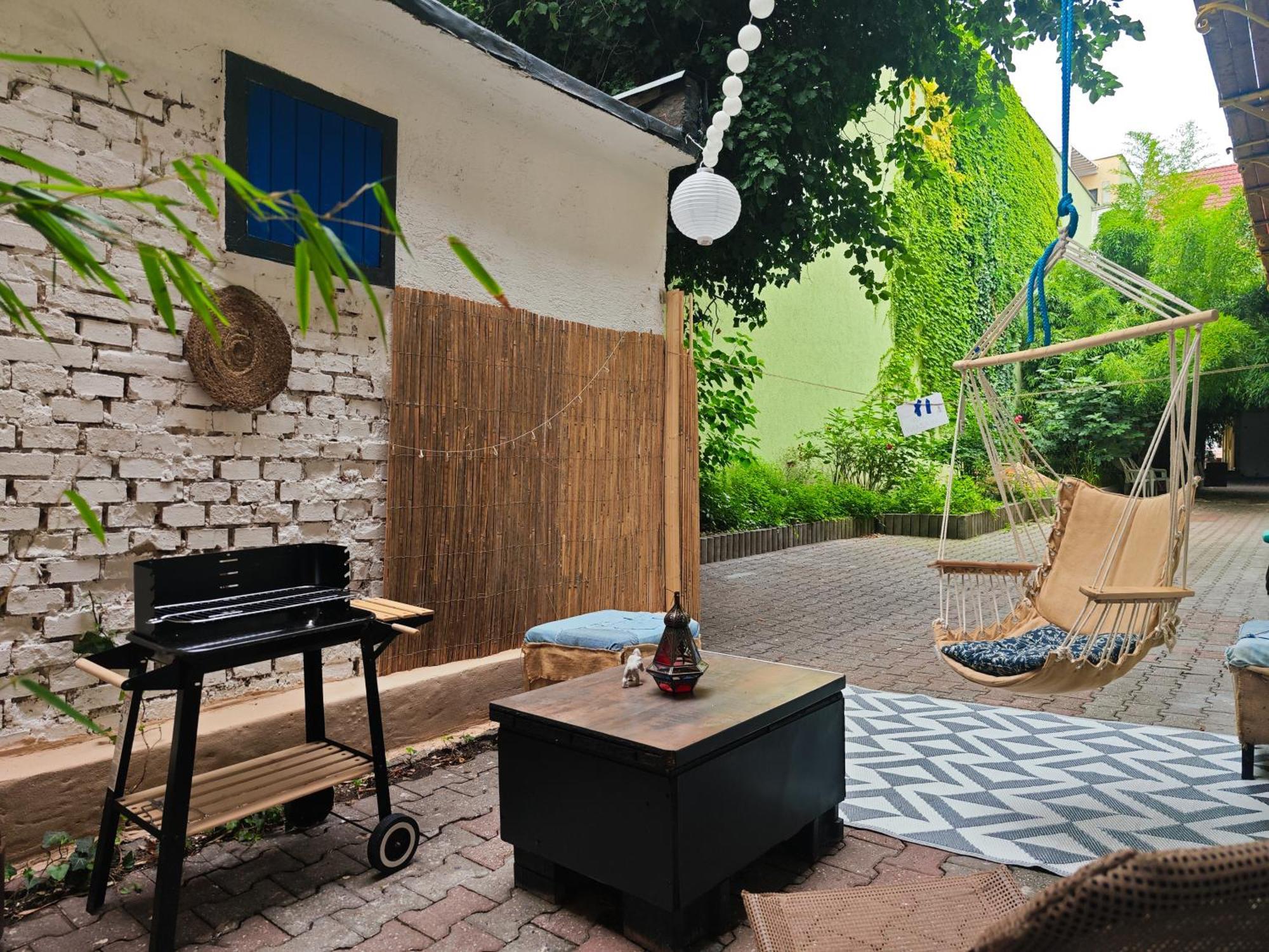 Vintage Room With Garden View Bratislava Exterior photo
